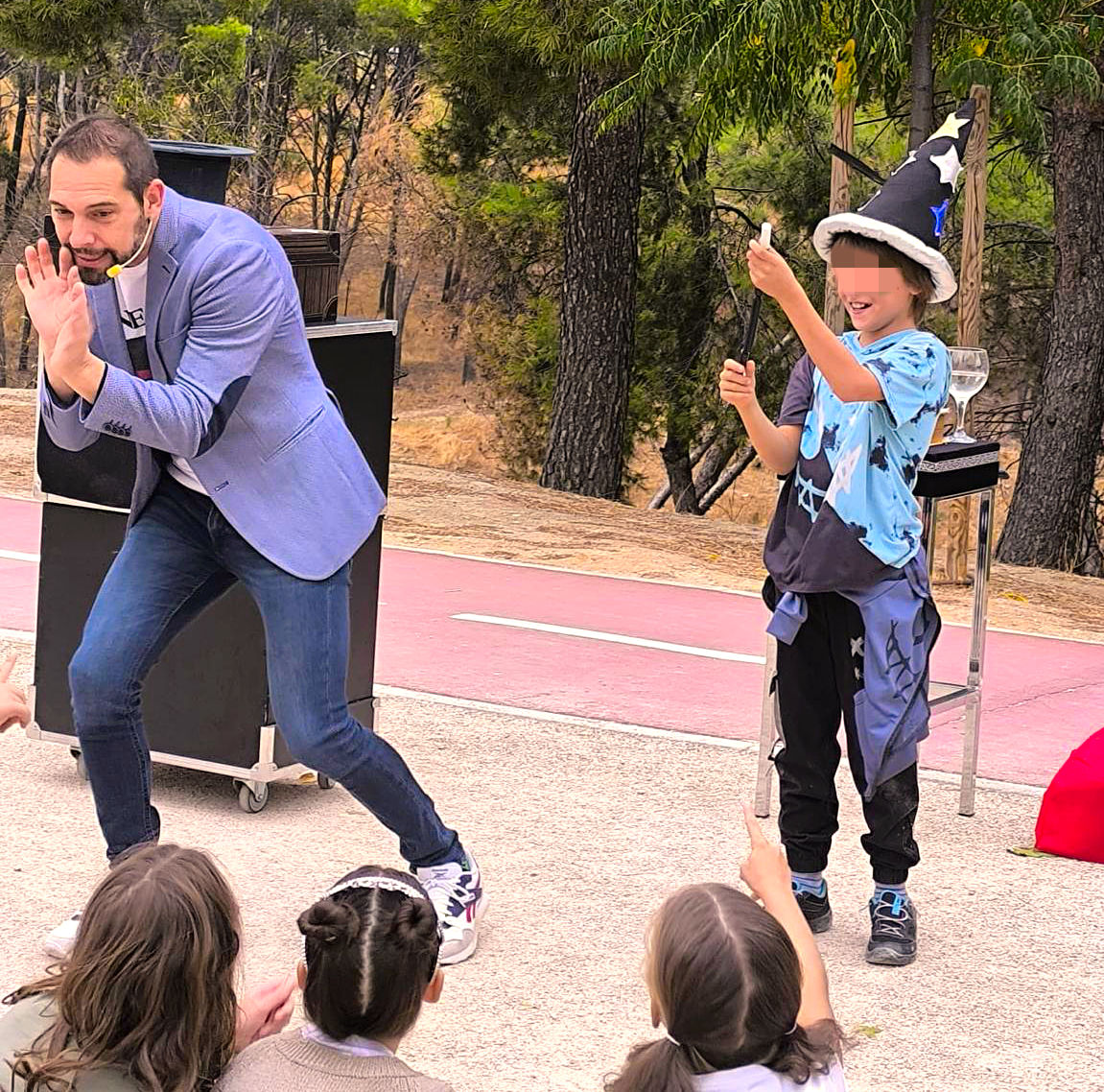 Mago Cumpleaños en Mejorada del Campo junto con un niño con una varita rota