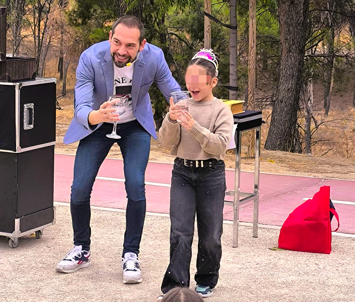 Mago para cumpleaños Madrid con la cumpleañera asombrada por el juego de magia