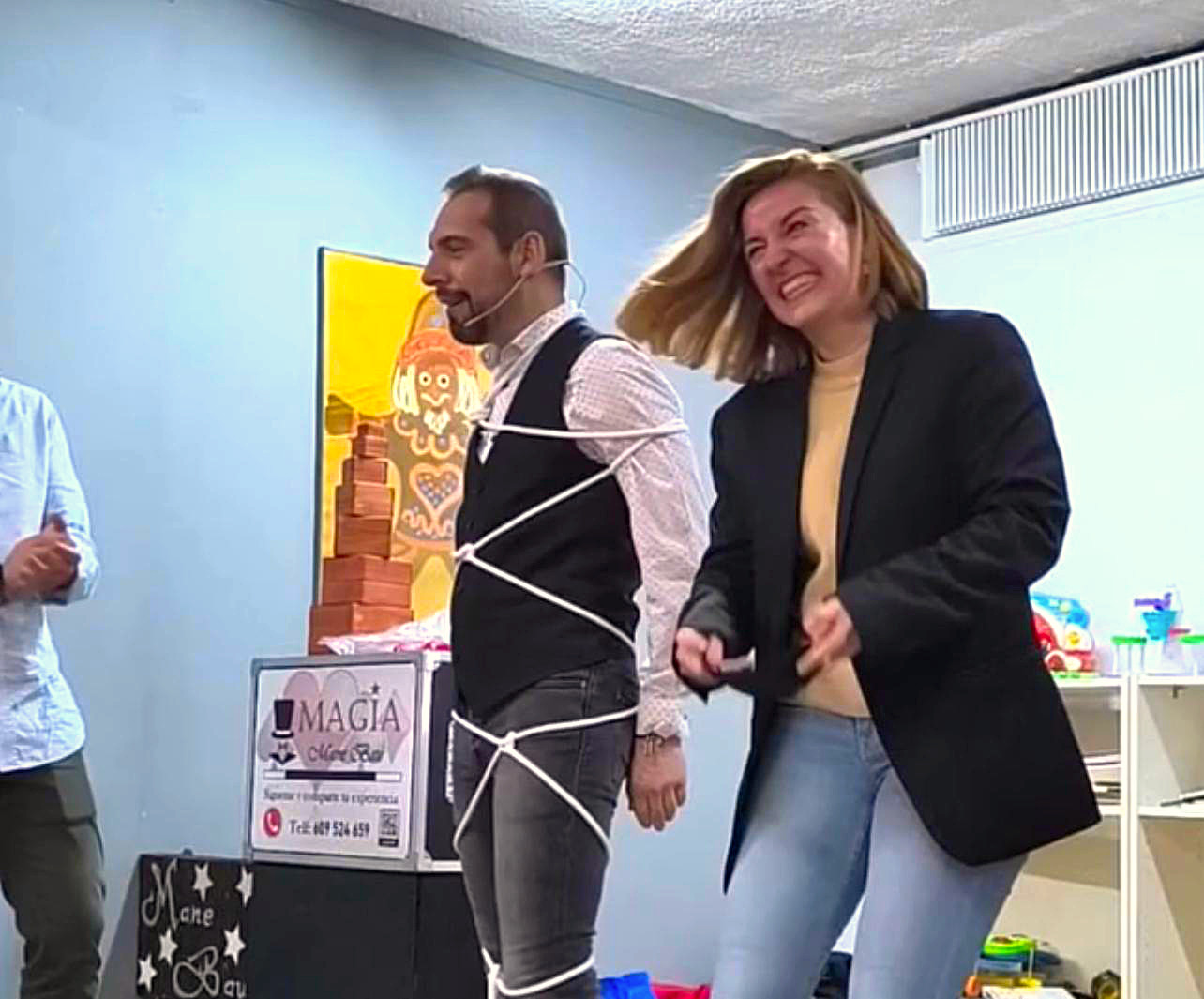 Mane Bau actuando como mago para cumpleaños con la madre del cumpleañero riéndose