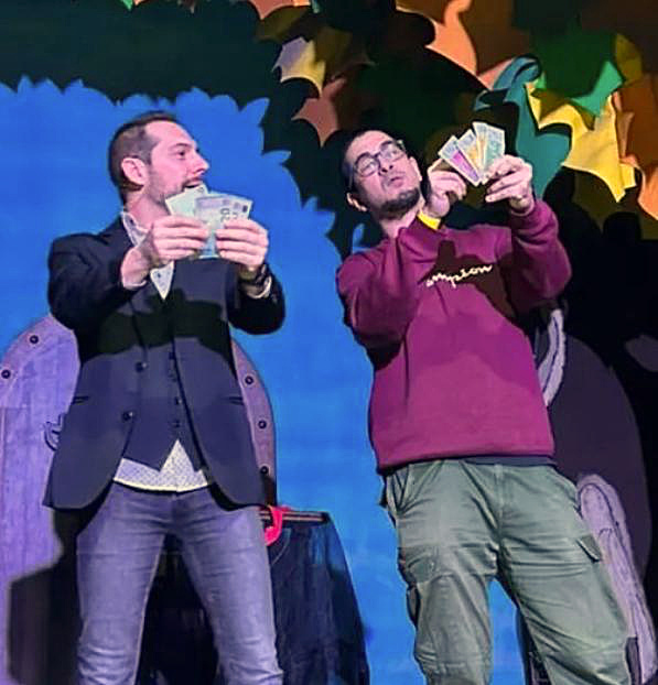 Mago cumpleaños Madrid en un actuación de magia con un adulto y unos billetes