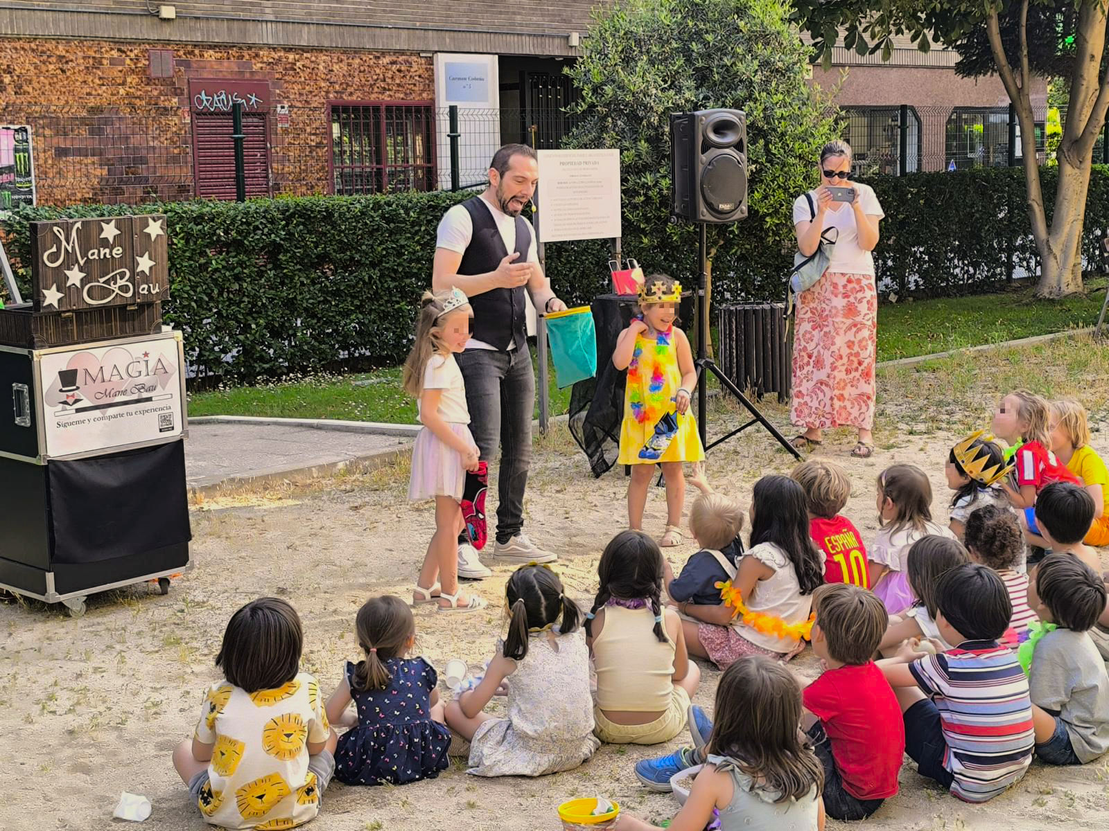Mago para cumpleaños Madrid en parque durante su actuación con dos niños en el escenario