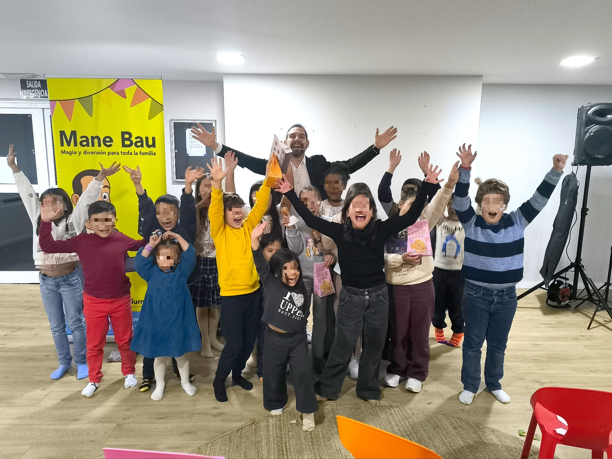 Final del show del mago para cumpleaños Madrid Mane Bau donde se ven junto con todos los niños haciéndose una foto y levantando las manos