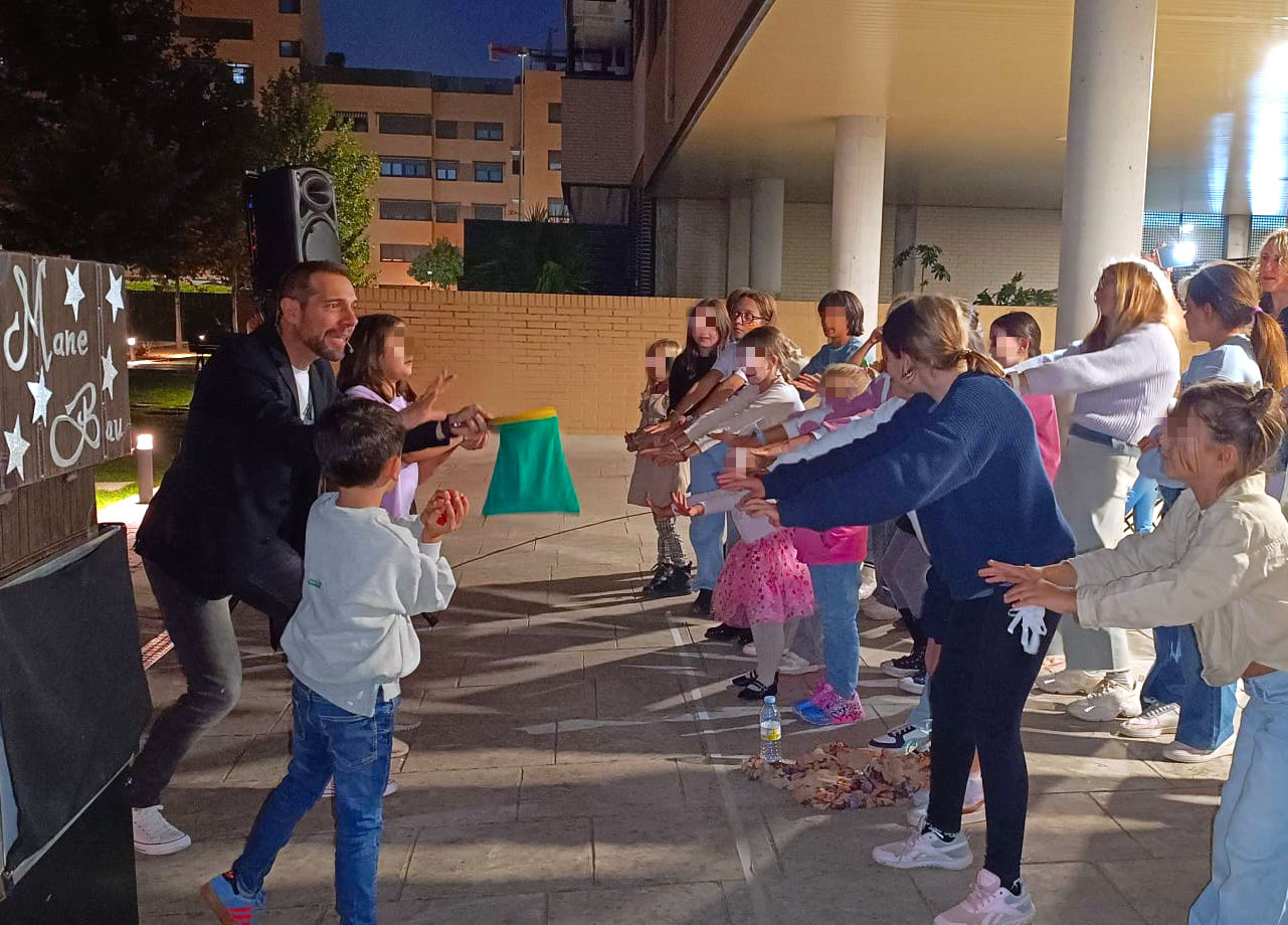 Mane Bau en su actuación mientras todo el público estira los brazos en un cumpleaños