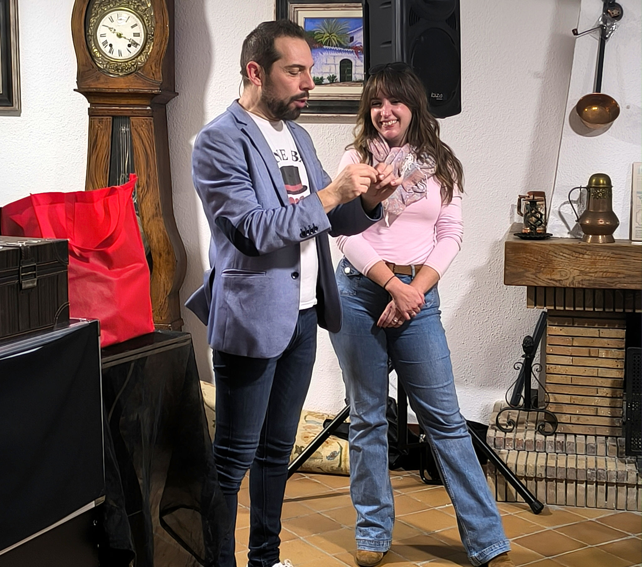Momento del show del mago para cumpleaños Madrid donde esta con una espectadora del público