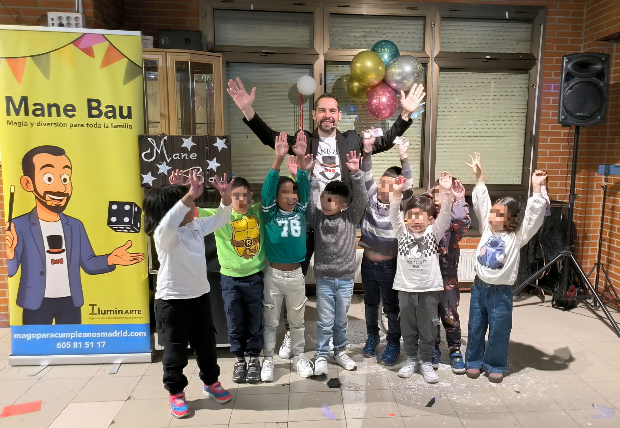 Mago Mane Bau junto con todos los niños del cumpleaños haciéndose la foto levantando todos las manos
